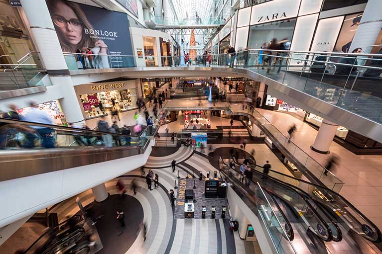 Fotografía general de un centro comercial lleno de gente